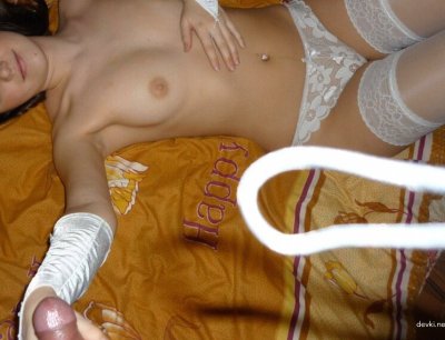 Селфи молоденькой 18+ — фигура и ножки на камеру