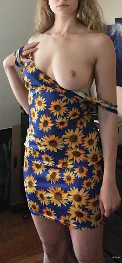 Трясет ногами хуй и садится на него.