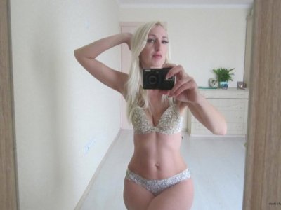 Сексуальная брюнетка делает откровенные фото своей киски