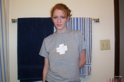 Привлекательная милашка без одежды - оголенная красотка