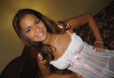 Сексапильная темнокожая красотка обожает сосать член своему мужчине