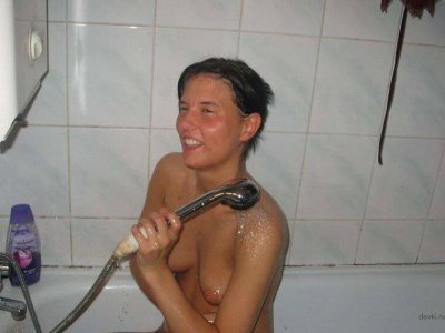 Интимные удовольствия с очаровательной брюнеткой у вас дома