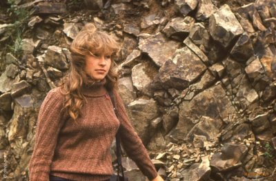 Сексуальная дамочка с кудрявой киской на классических снимках