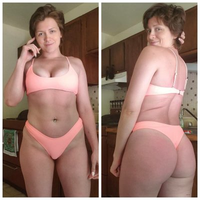 Дама с пирсингом демонстрирует свое обнаженное тело