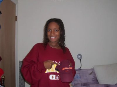 Шикарная девчонка-студентка раздевается перед камерой