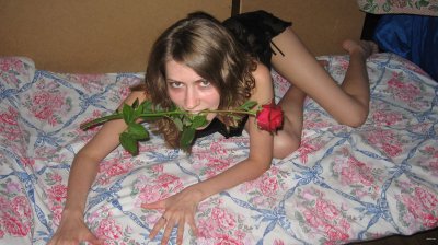 Студентка разделась в общаге с цветком