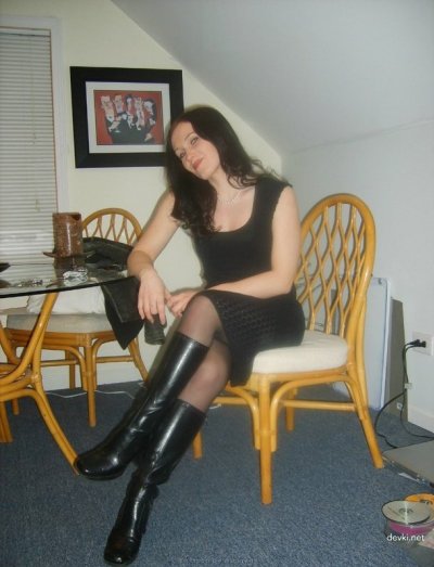 Парень наслаждается лаской киски своей девушки