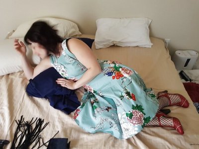 Обворожительная зрелка устраивает откровенную фотосессию у себя дома