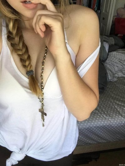 Домашнее видео привлекательной белокурой