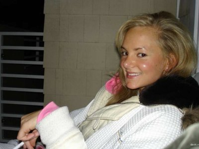 Фотографируется в возбуждающих позах и делает минет