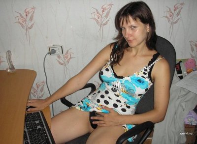 Молодой человек запечатлел момент, когда его подруга мастурбировала, на домашних снимках.