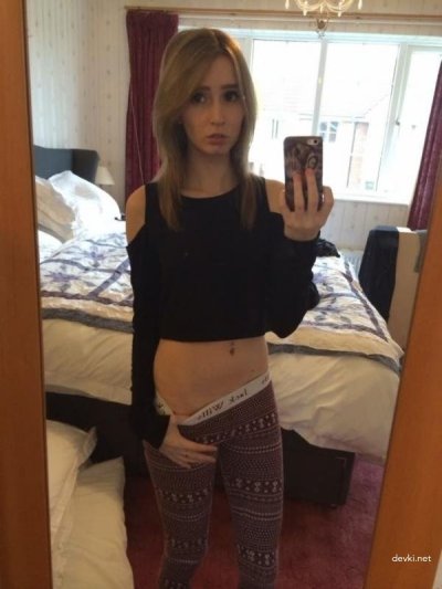 Фото сексуальной красотки с пальчиком в интимной зоне