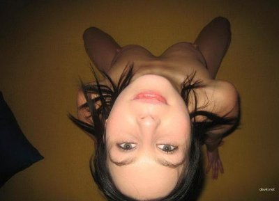 Молодая красотка отсасывает толстый стояк