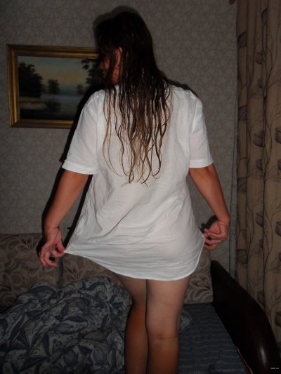 Супруга демонстрирует свое обнаженное тело после водных процедур