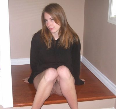 Нежная малышка демонстрирует свою промежность