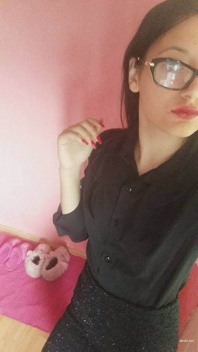 Откровенно показывает свою киску без комплексов