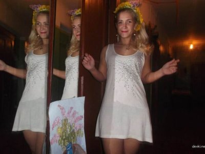 Очаровательная светловолосая красотка раздевается в уютной обстановке