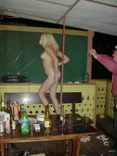 Пьяные девушки веселятся на даче и устраивают безумные вечеринки