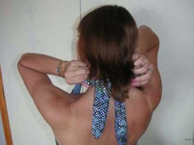 Очаровательная девушка раздевается на кровати: часть 2