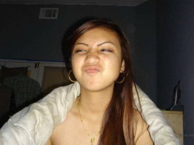 Обнаженная азиатская красотка дарит волшебство оральных ласк