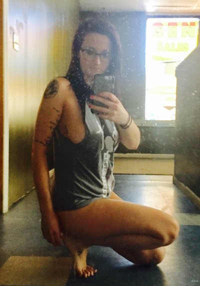 Привлекательная красотка с росписью на теле