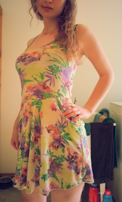 Девушка показывает свои прелести в откровенных нарядах и без