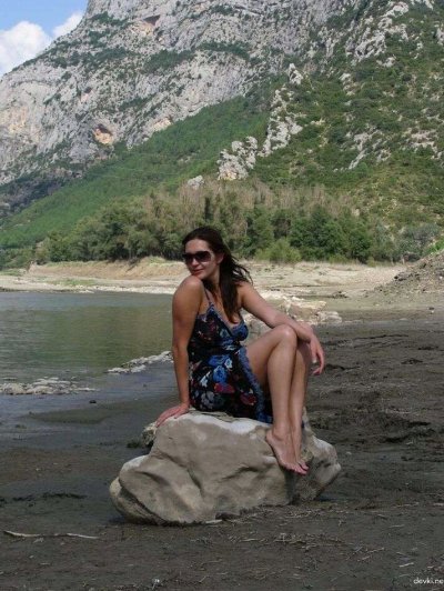 Привлекательная дама открывает свои прелести на пляже