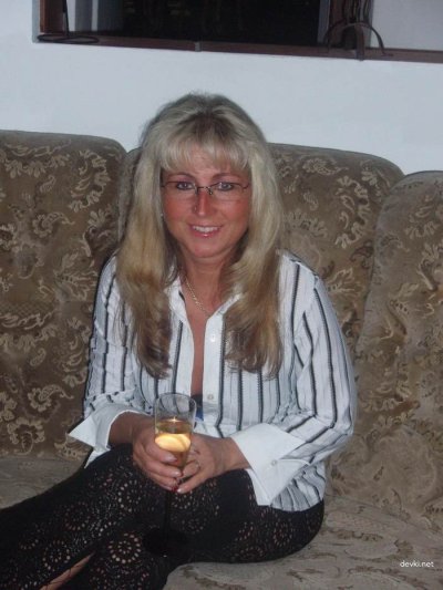 Опытная красотка раздевается и делает минет