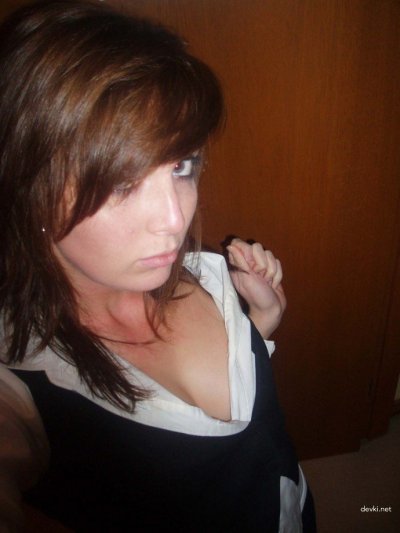 Молодая красотка показывает свое обнаженное тело перед камерой