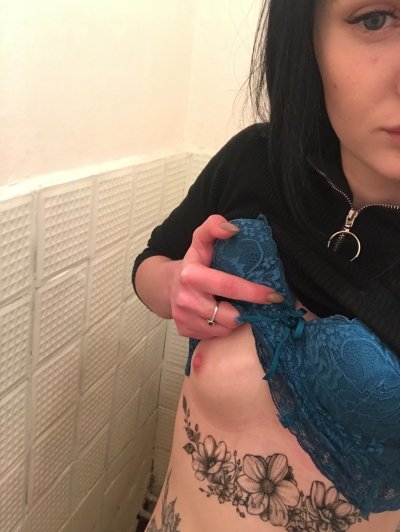 Пикантные снимки обнаженной шатенки с рисунками на коже в уютной обстановке