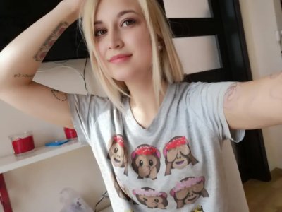 Маленькая юная красотка обожает раздеваться до гола!