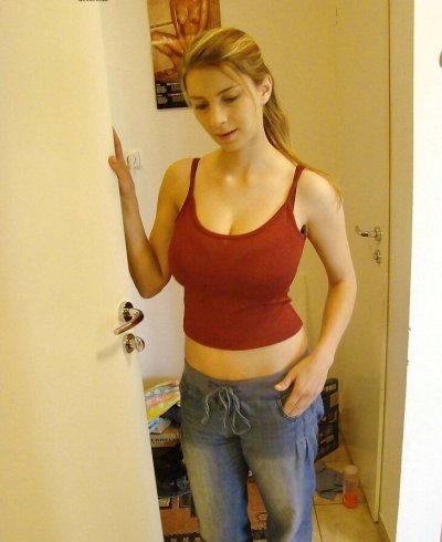 Сексуальная красотка с большой грудью демонстрирует свою промежность