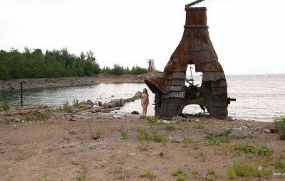 Обнаженная рыжеволосая красотка с внушительными формами