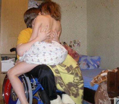 Зрелая пышка встречается с парнем-инвалидом