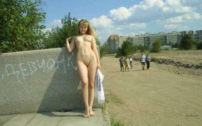 Обнаженная красавица с роскошными формами на улице