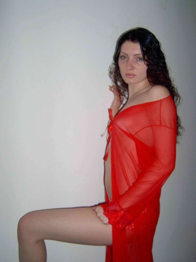 Эротическая фотосессия обнаженной красавицы в шикарной обстановке