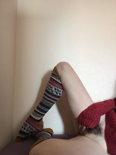 Юная красотка с пушистой интимной зоной