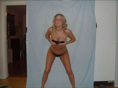 Обнаженная красотка с подтянутой попкой - горячая жрица страсти