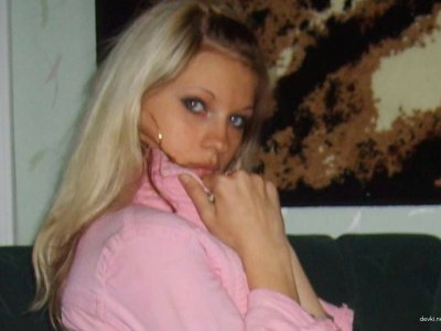 Горячая красотка показывает свои прелести на интимных снимках