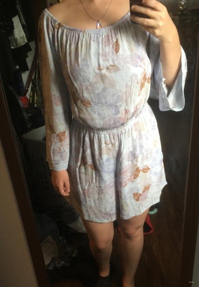 Обнаженная красотка с мобильником перед отражением