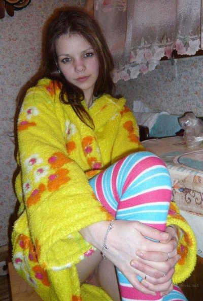 Молодая баба показывает киску