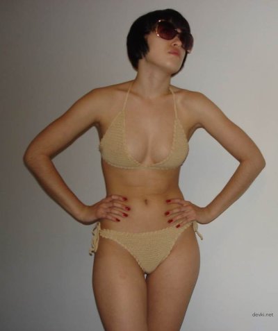 Сочная брюнетка с отличными формами