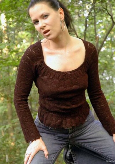 Зрелая женщина соблазнительно демонстрирует своё тело без одежды