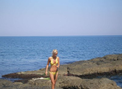 Развратная красотка без трусиков на курорте