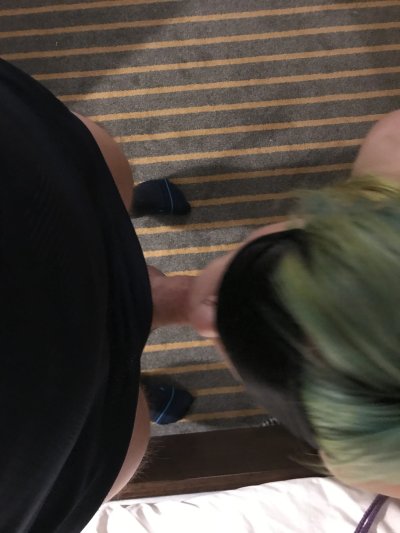 Отсасывает с закрытыми глазами: искусно и страстно!