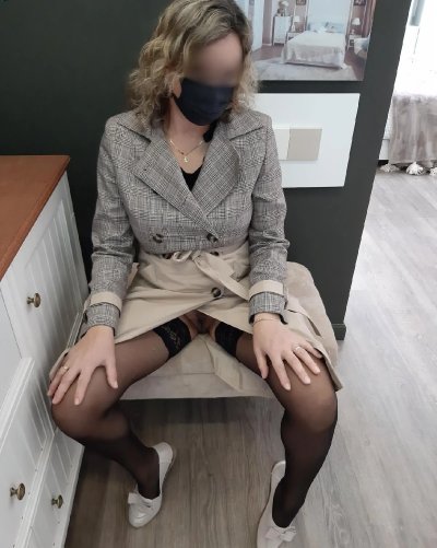 Показала пилотку в примерочной, чтобы возбудить.