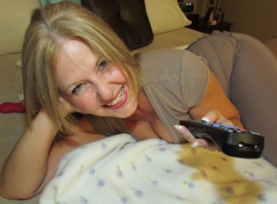 Сексуальная и нежная дамочка в годах показывает свои прелести