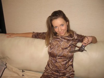 Миленькая девочка демонстрирует свою интимную зону