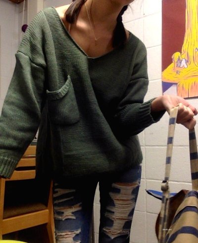 Сексапильная девушка в изношенных джинсах