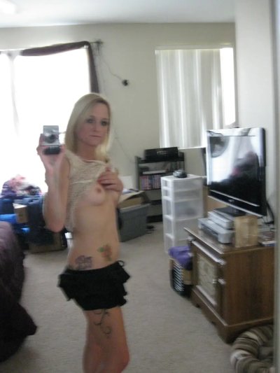Развратная блондинка делает откровенные снимки своей гладкой "радости"